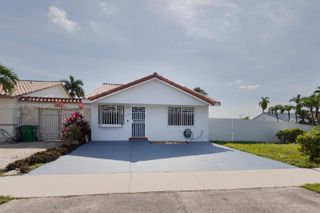 9098 NW 114th St, Hialeah Gardens, FL 33018