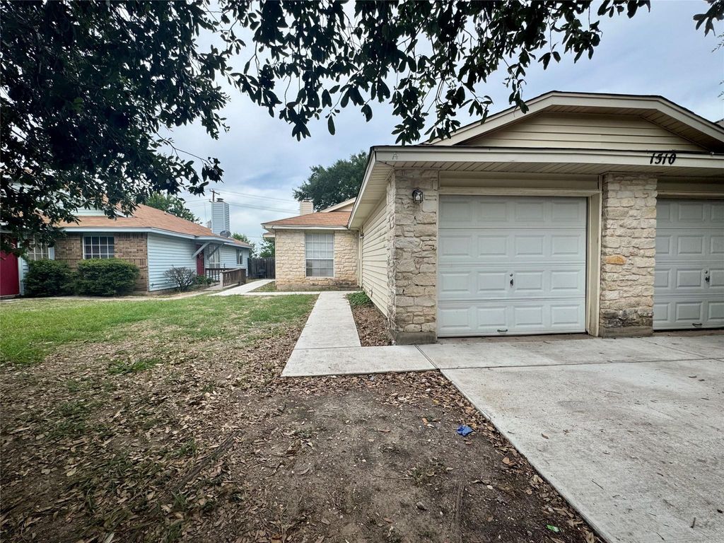 1510 S Medina ST A, Lockhart, TX 78644