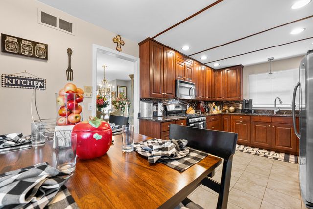 4376 Knightsbridge Lane, West Bloomfield Twp, MI 48323