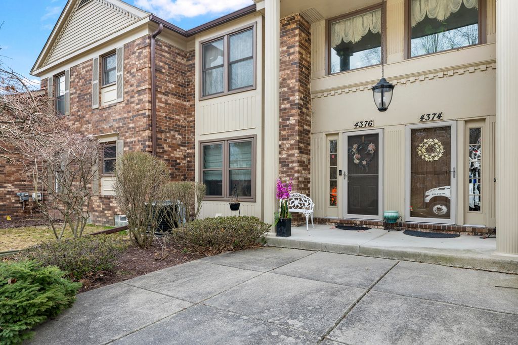 4376 Knightsbridge Lane, West Bloomfield Twp, MI 48323