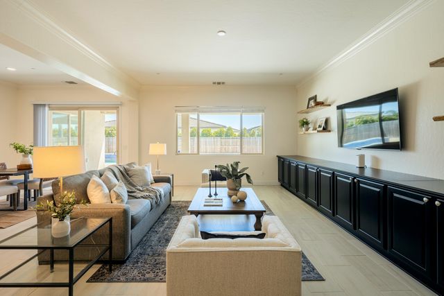 3636 Elberta Circle, Dinuba, CA 93618