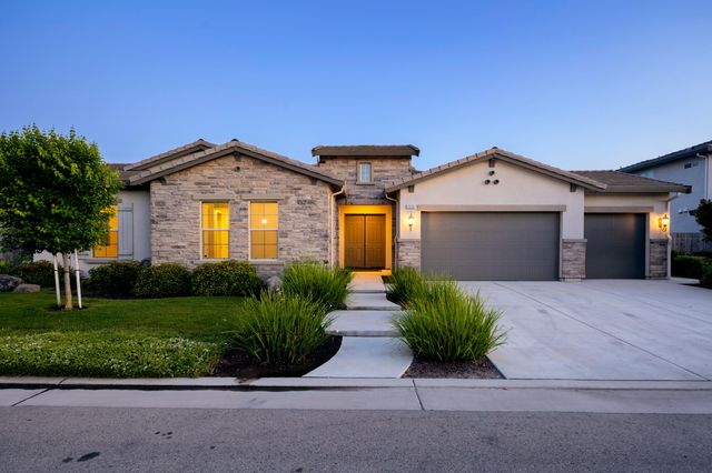 3636 Elberta Circle, Dinuba, CA 93618