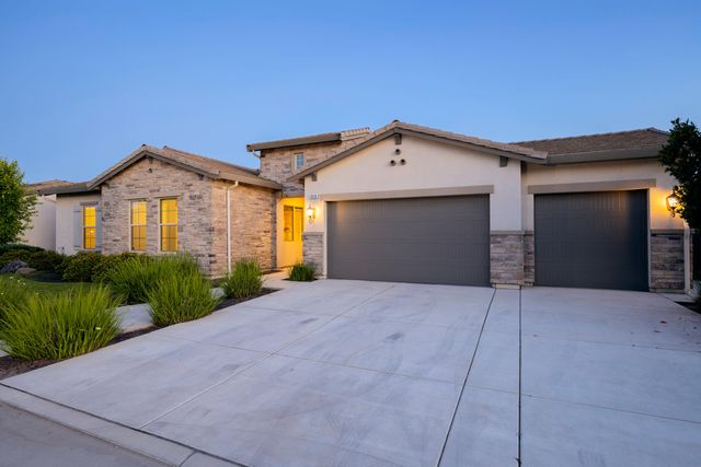 3636 Elberta Circle, Dinuba, CA 93618