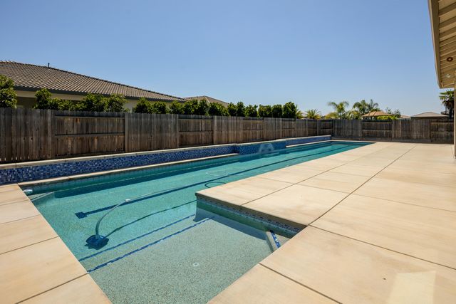 3636 Elberta Circle, Dinuba, CA 93618