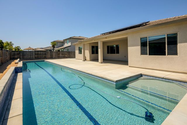 3636 Elberta Circle, Dinuba, CA 93618