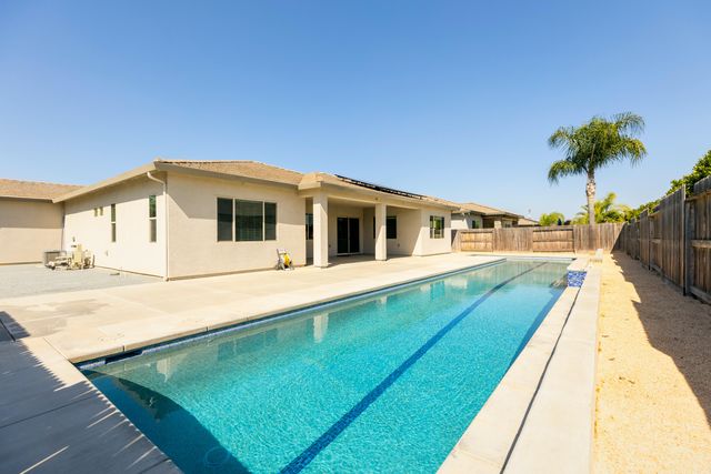 3636 Elberta Circle, Dinuba, CA 93618