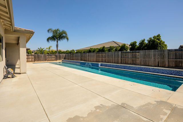 3636 Elberta Circle, Dinuba, CA 93618