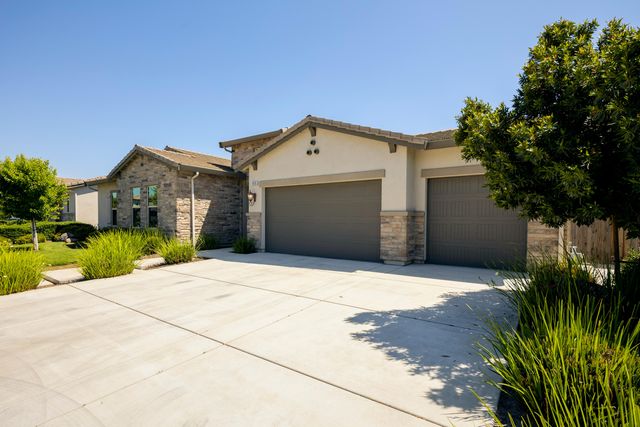 3636 Elberta Circle, Dinuba, CA 93618