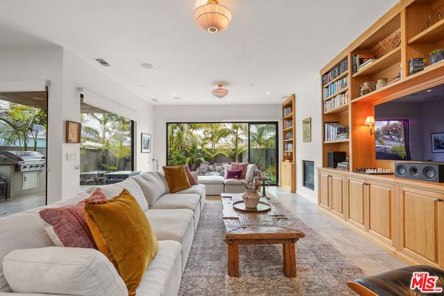 924 Vernon Avenue, Venice, CA 90291