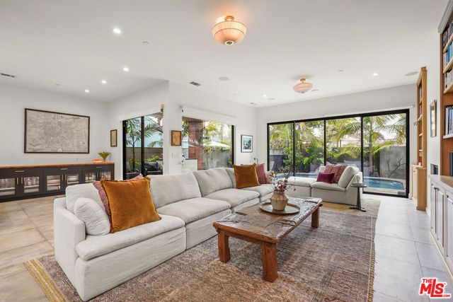 924 Vernon Avenue, Venice, CA 90291