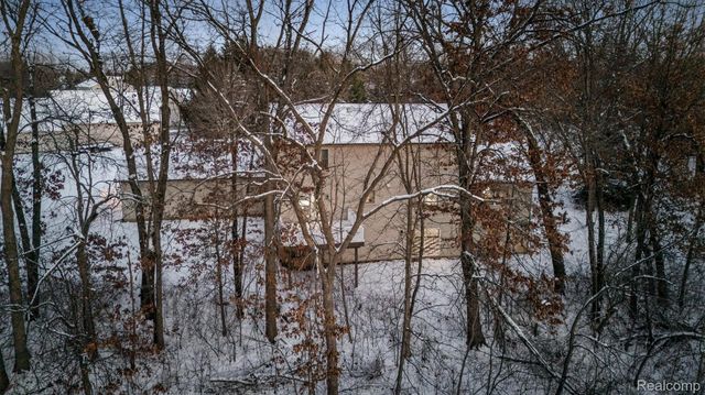 8301 Hyne Road, Brighton, MI 48114