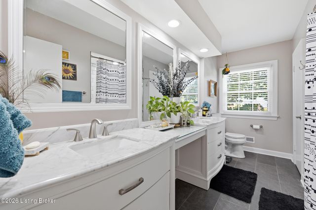 417 Blankenbaker Ln, Louisville, KY 40207