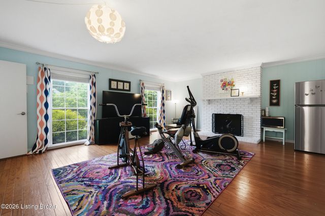 417 Blankenbaker Ln, Louisville, KY 40207