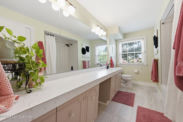 417 Blankenbaker Ln, Louisville, KY 40207