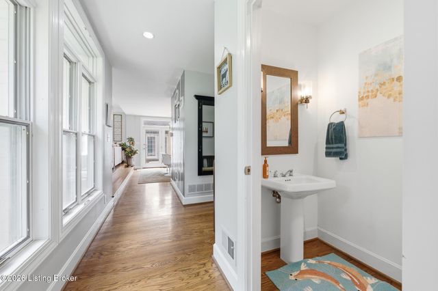 417 Blankenbaker Ln, Louisville, KY 40207