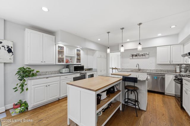 417 Blankenbaker Ln, Louisville, KY 40207
