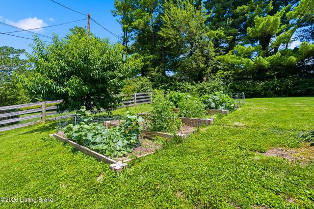 417 Blankenbaker Ln, Louisville, KY 40207