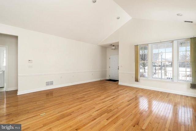 7 SWALLOW DR, Hamilton, NJ 08690