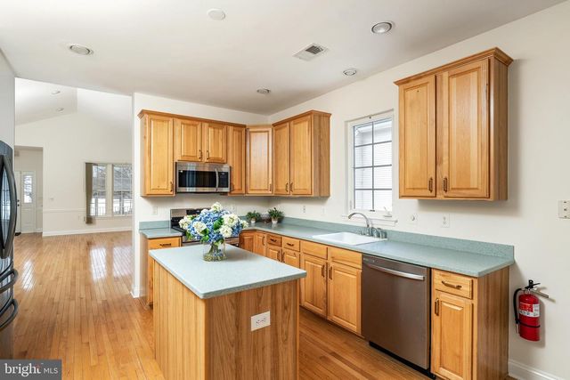 7 SWALLOW DR, Hamilton, NJ 08690