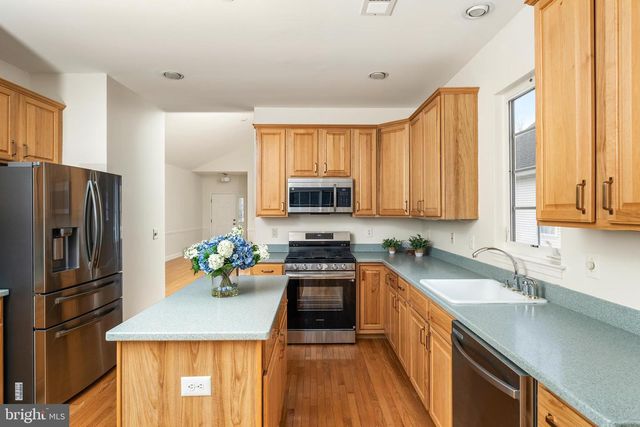 7 SWALLOW DR, Hamilton, NJ 08690