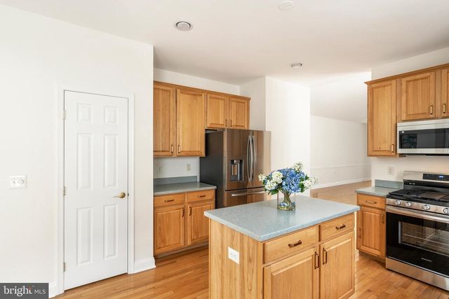 7 SWALLOW DR, Hamilton, NJ 08690