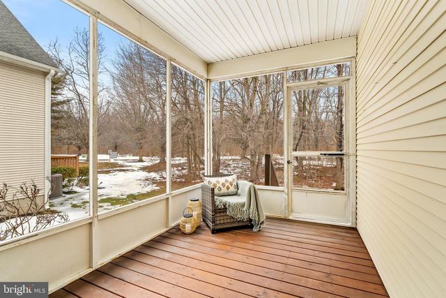 7 SWALLOW DR, Hamilton, NJ 08690