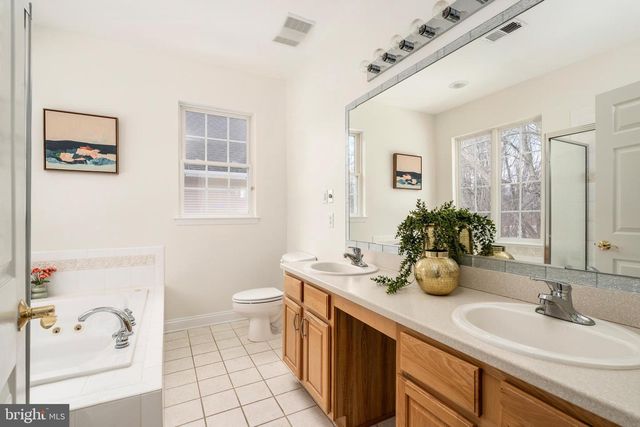 7 SWALLOW DR, Hamilton, NJ 08690