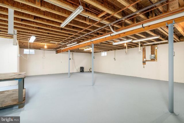 7 SWALLOW DR, Hamilton, NJ 08690