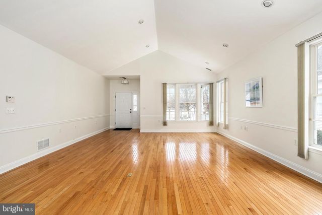 7 SWALLOW DR, Hamilton, NJ 08690