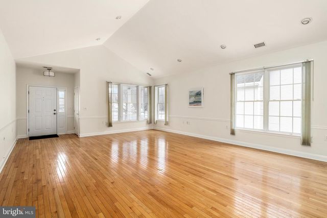 7 SWALLOW DR, Hamilton, NJ 08690