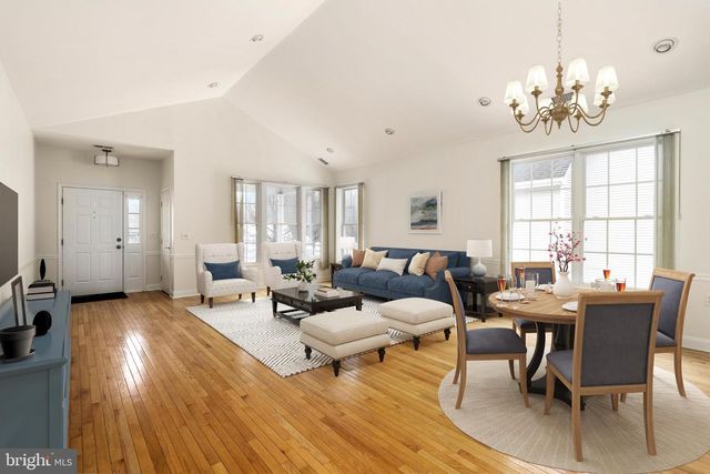 7 SWALLOW DR, Hamilton, NJ 08690