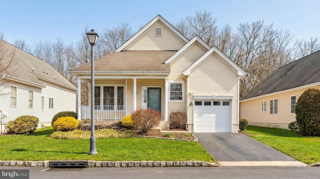 7 SWALLOW DR, Hamilton, NJ 08690