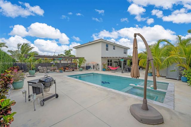 19815 SW 132nd Ct, Miami, FL 33177