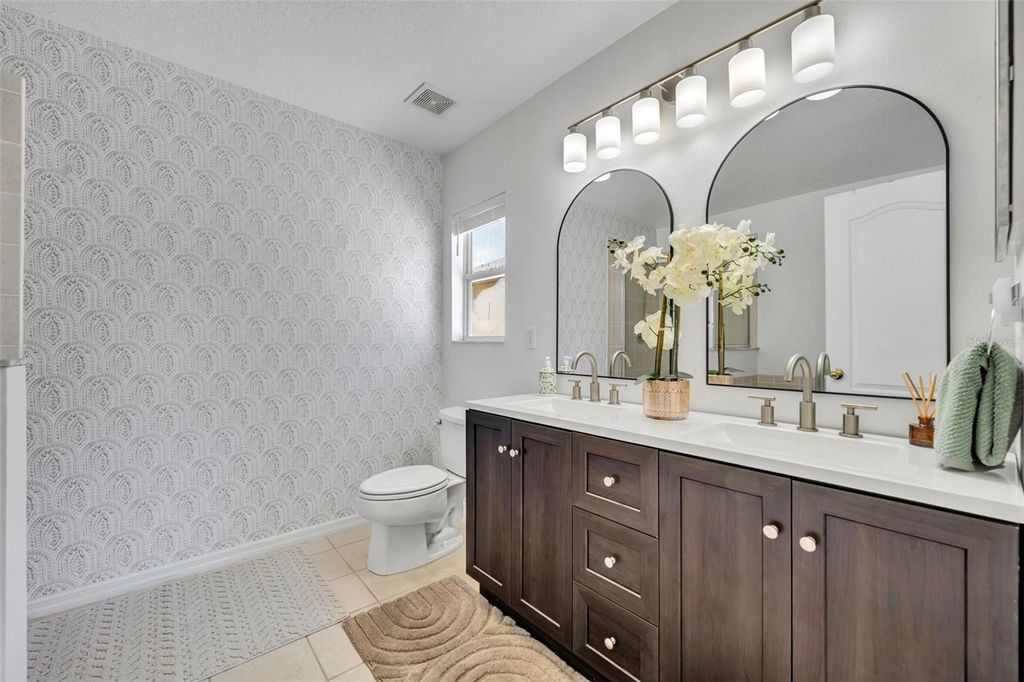 Image 10 of property listing at 10825 TILSTON POINT, Orlando, FL 32832