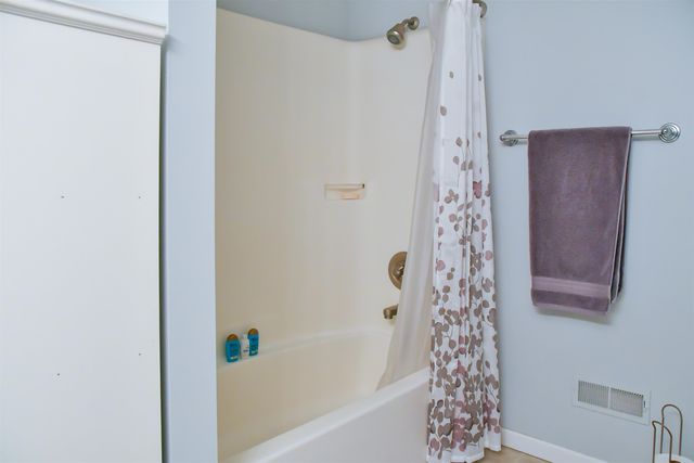 821 Whispering Pines Lane, Bay City, MI 48708