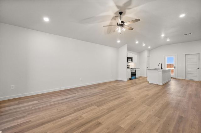 2404 Aberdeen Avenue, Wolfforth, TX 79382