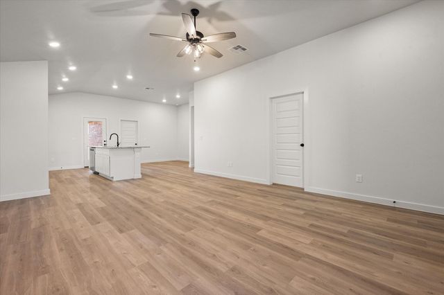 2404 Aberdeen Avenue, Wolfforth, TX 79382