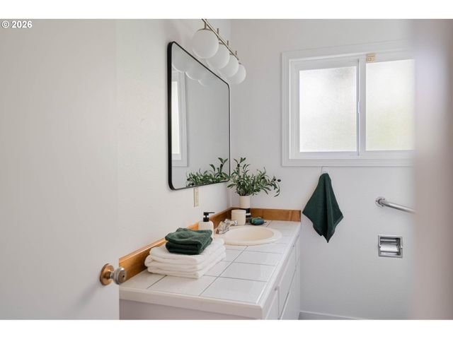 2136 Se 181ST Ave, Portland, OR 97233