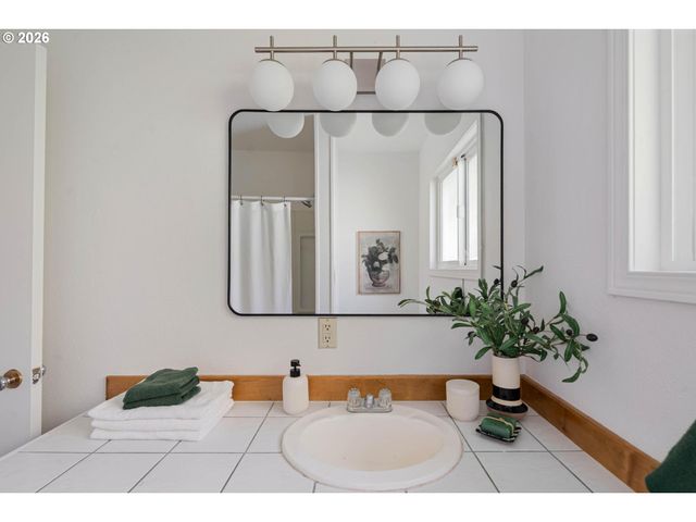 2136 Se 181ST Ave, Portland, OR 97233