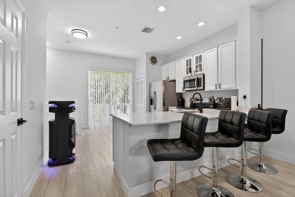 2457 NE 14th Street 2457, Pompano Beach, FL 33062
