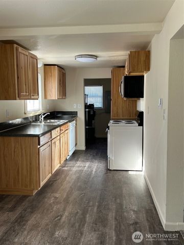 504 COWLITZ WAY Street, Kelso, WA 98626