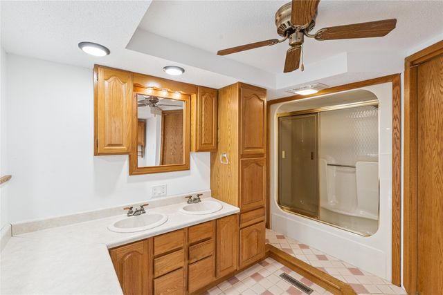 1213 9th Avenue E, Oskaloosa, IA 52577