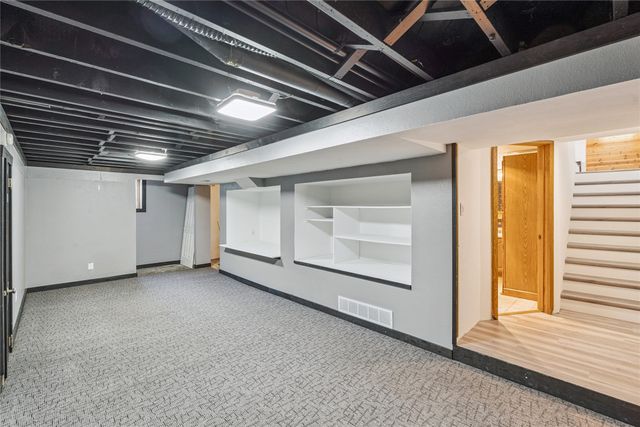 1213 9th Avenue E, Oskaloosa, IA 52577