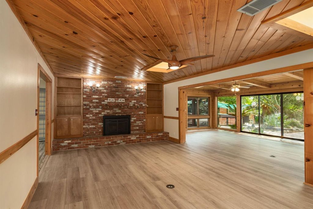 Image 13 of property listing at 1545 E Calimyrna Avenue, Fresno, CA 93710