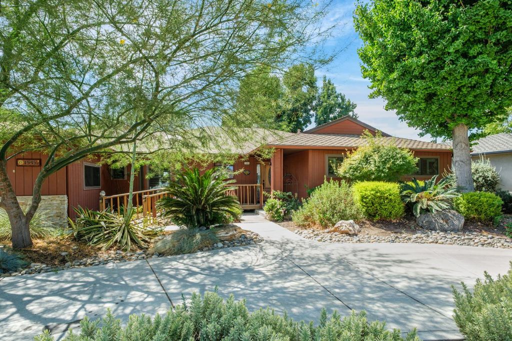 Image 2 of property listing at 1545 E Calimyrna Avenue, Fresno, CA 93710