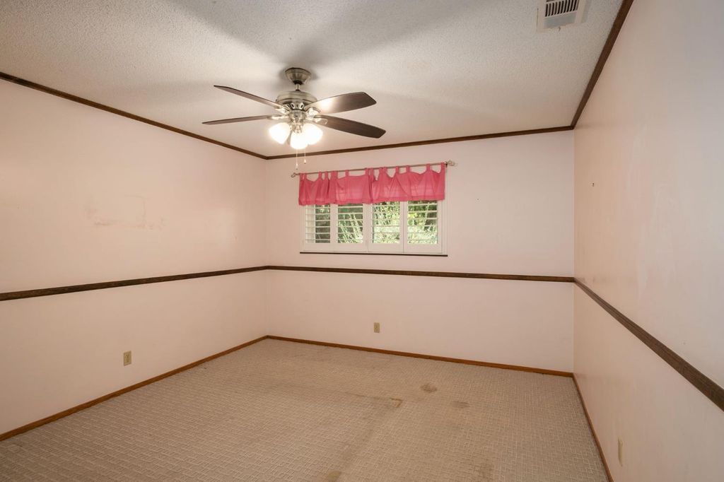 Image 35 of property listing at 1545 E Calimyrna Avenue, Fresno, CA 93710