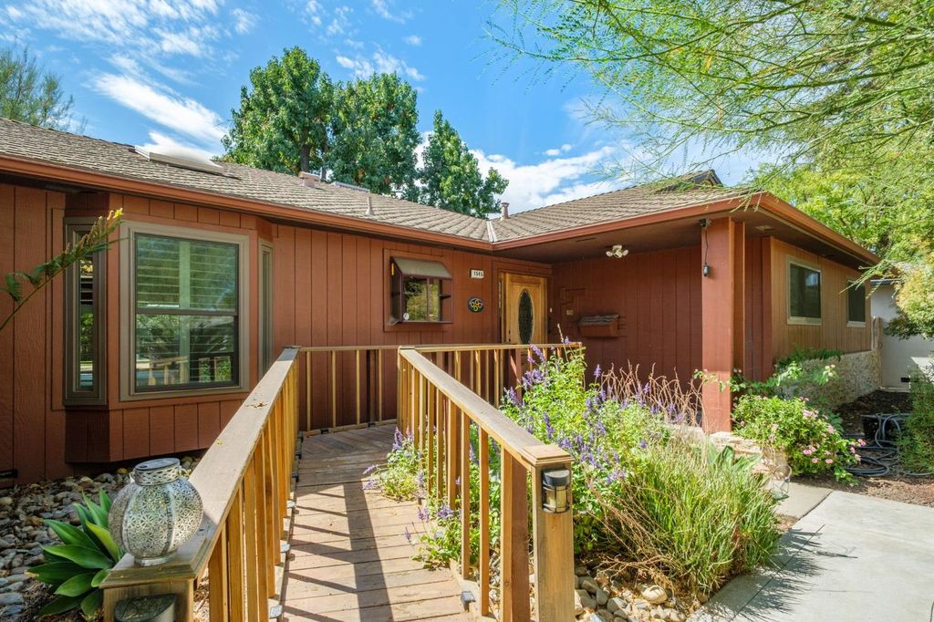 Image 7 of property listing at 1545 E Calimyrna Avenue, Fresno, CA 93710