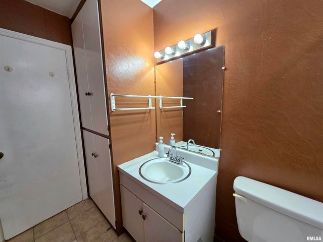 4118 N Westport Ct, Peoria, IL 61615