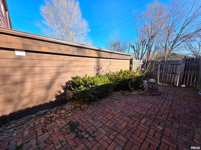 4118 N Westport Ct, Peoria, IL 61615