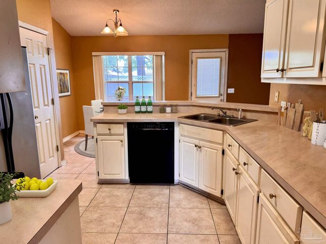 1354 Mazurek Blvd, Pensacola, FL 32514